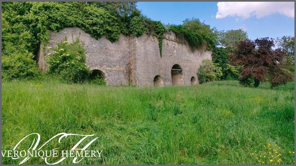 Maison de Maître édifiée sur les bords de la Sarthe avec ses fours à chaux