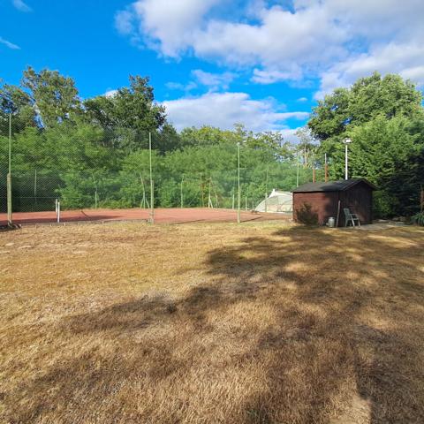 Une propriété d'exception avec parc, piscine et terrain de tennis privé