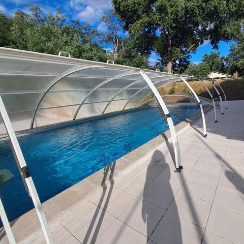 Une propriété d'exception avec parc, piscine et terrain de tennis privé