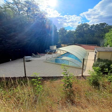 Une propriété d'exception avec parc, piscine et terrain de tennis privé