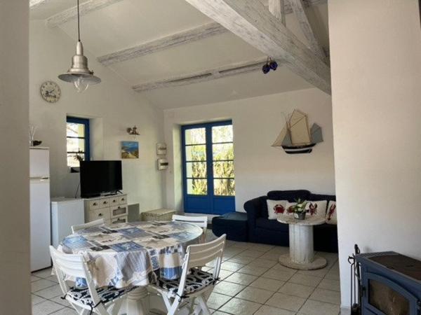 A Barbâtre, maison en pierres de plain-pied de 41m2 de surface habitable dans une propriété close.