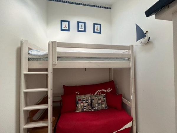 A Barbâtre, maison en pierres de plain-pied de 41m2 de surface habitable dans une propriété close.