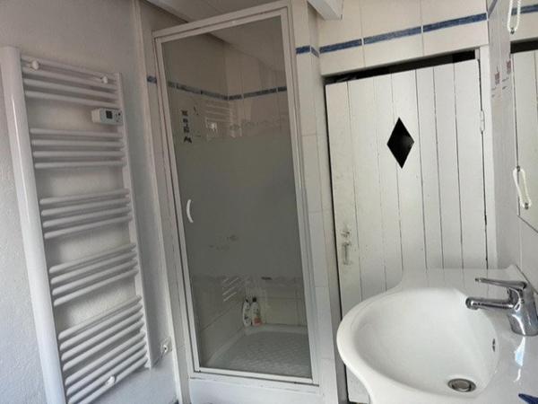 A Barbâtre, maison en pierres de plain-pied de 41m2 de surface habitable dans une propriété close.