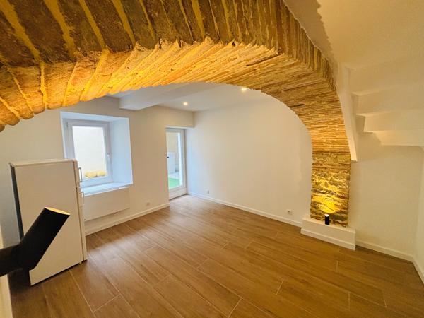 Maison rénovée proche CARCASSONNE avec extérieur