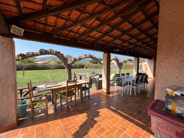 Très beau terrain plat, villa prête à vivre