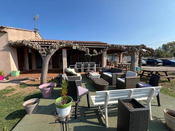 Très beau terrain plat, villa prête à vivre