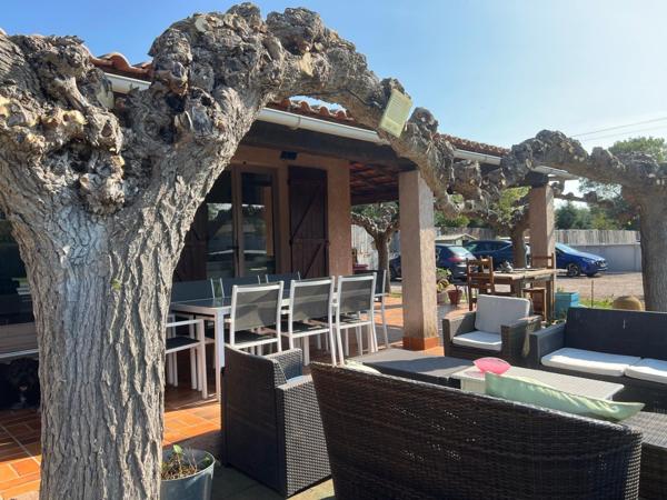 Très beau terrain plat, villa prête à vivre