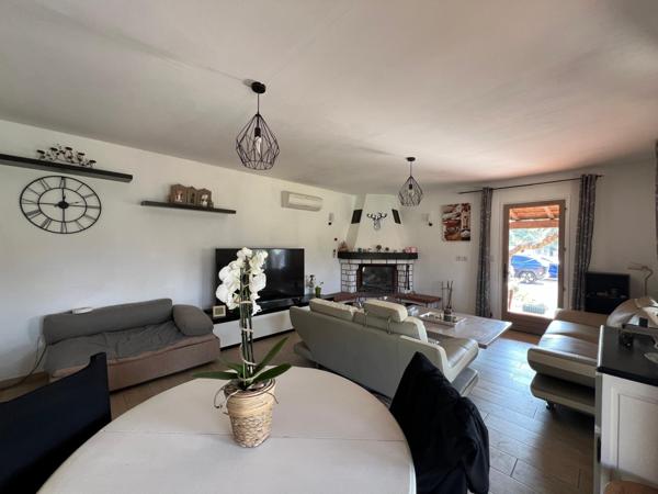 Très beau terrain plat, villa prête à vivre