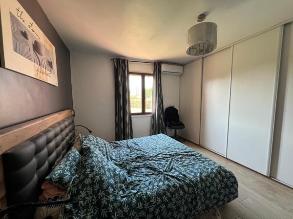 Très beau terrain plat, villa prête à vivre