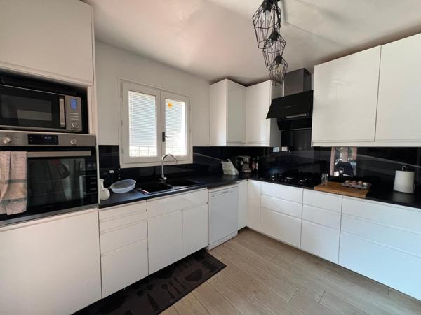 Très beau terrain plat, villa prête à vivre