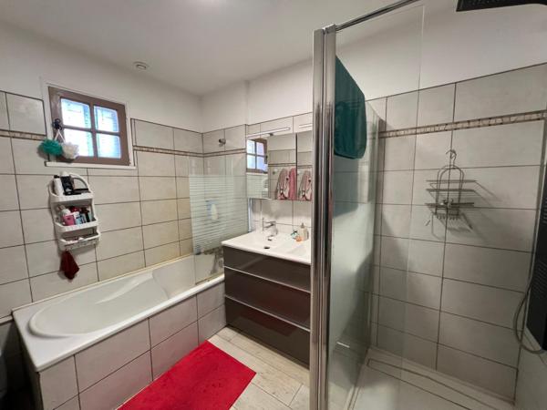 Très beau terrain plat, villa prête à vivre