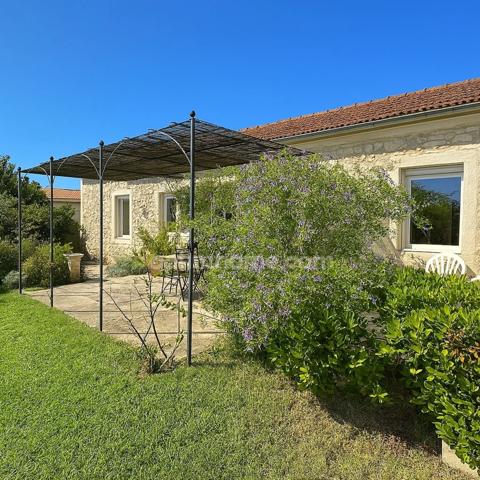 Maison à FONTVIEILLE de plain pied proche centre ville