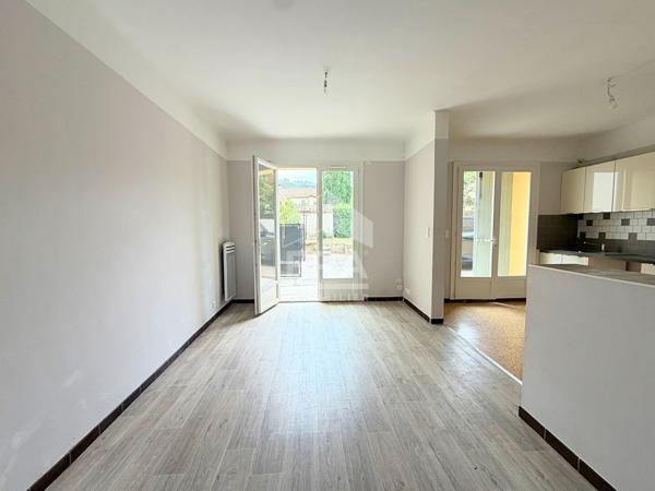 A LOUER 13610 LE PUY STE REPARADE MAISON DE VILLAGE TYPE 4 PIECES D'ENVIRON 95M²