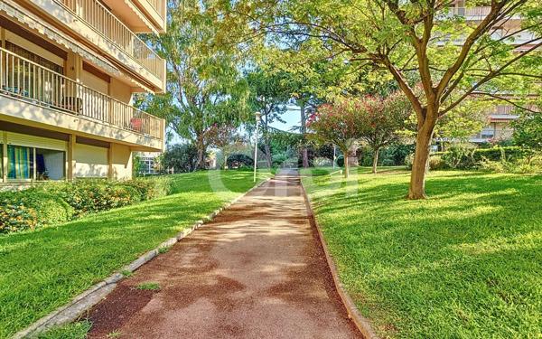 Appartement à vendre    1 pièce • 31,03 m2 Antibes