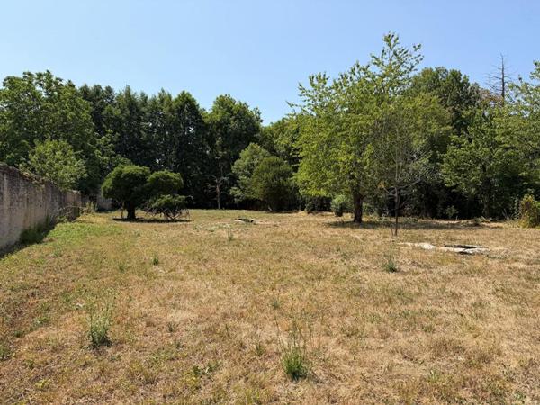 Terrain constructible viabilisé au bord de l'eau