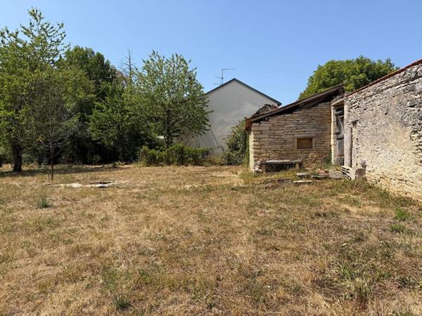 Terrain constructible viabilisé au bord de l'eau