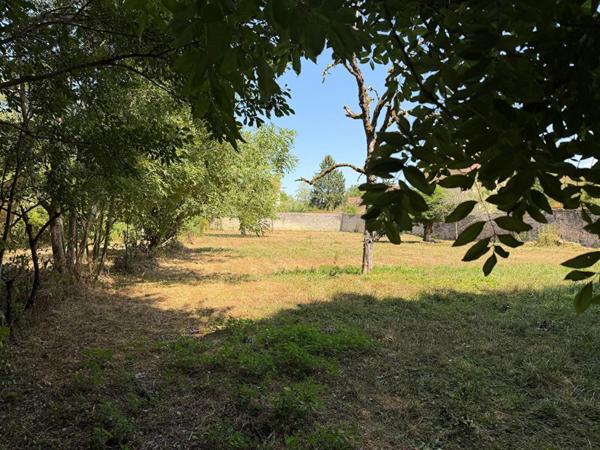 Terrain constructible viabilisé au bord de l'eau