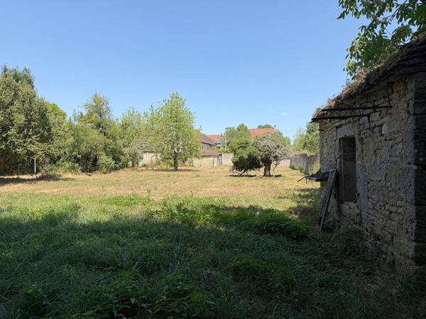 Terrain constructible viabilisé au bord de l'eau