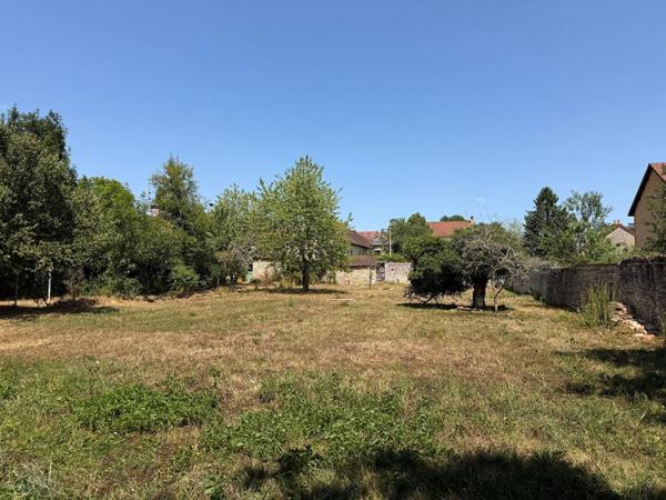 Terrain constructible viabilisé au bord de l'eau