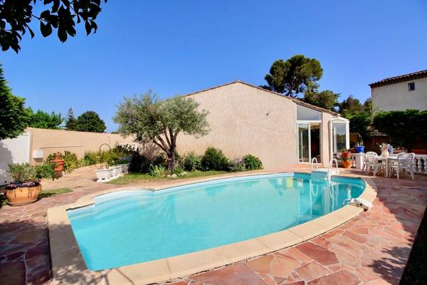 Maison T3/4 de 94m² avec garage, jardin, piscine sur une parcelle de 460m²