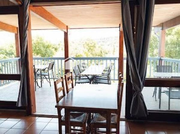 Bar-restaurant avec gîtes au coeur des massifs de Haute Provence