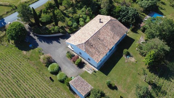 Maison familiale de plain-pied avec piscine et grand terrain à Laplume