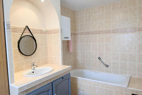 Maison familiale de plain-pied avec piscine et grand terrain à Laplume