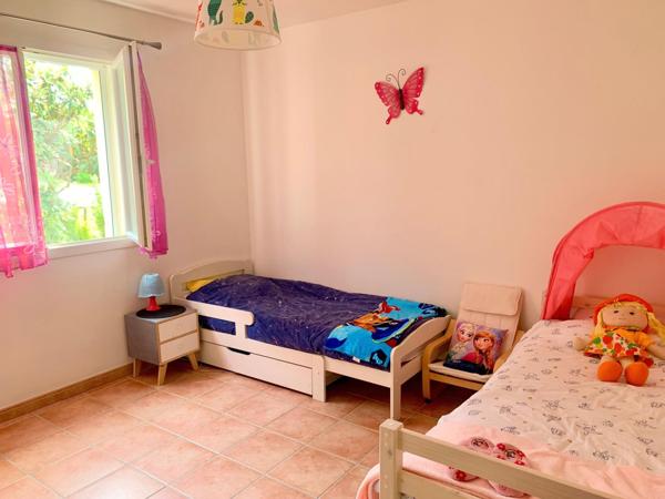 Maison familiale de plain-pied avec piscine et grand terrain à Laplume