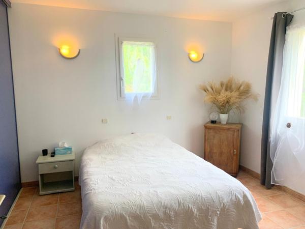 Maison familiale de plain-pied avec piscine et grand terrain à Laplume