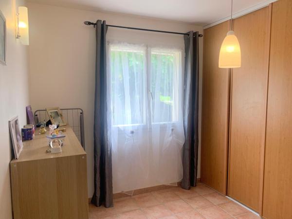 Maison familiale de plain-pied avec piscine et grand terrain à Laplume