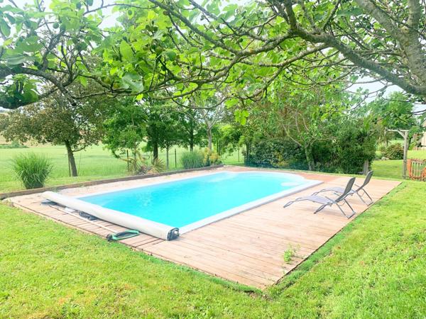 Maison familiale de plain-pied avec piscine et grand terrain à Laplume