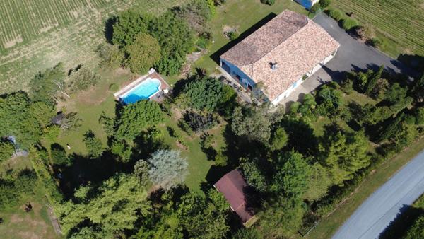 Maison familiale de plain-pied avec piscine et grand terrain à Laplume
