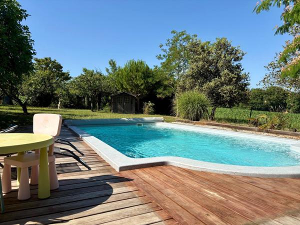 Maison familiale de plain-pied avec piscine et grand terrain à Laplume