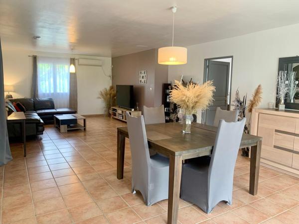 Maison familiale de plain-pied avec piscine et grand terrain à Laplume