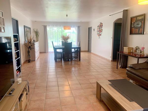 Maison familiale de plain-pied avec piscine et grand terrain à Laplume