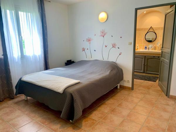 Maison familiale de plain-pied avec piscine et grand terrain à Laplume