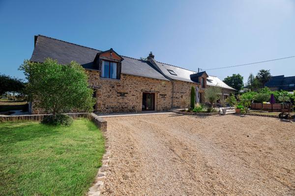 À VENDRE Longère de charme rénovée 6 chambres, dépendances et grand terrain Pire-sur-Seiche (35)