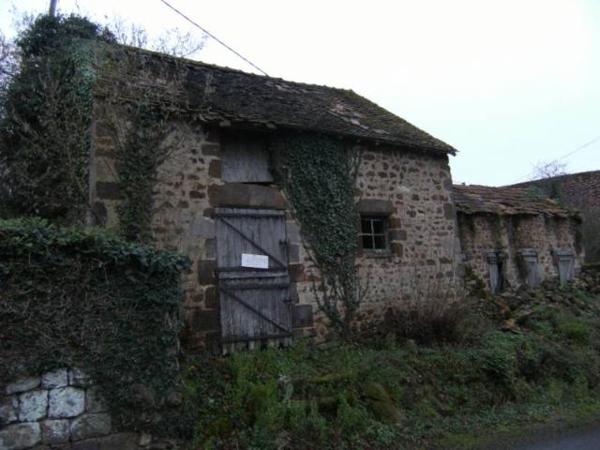 Bâtiment à restaurée avec terrain 