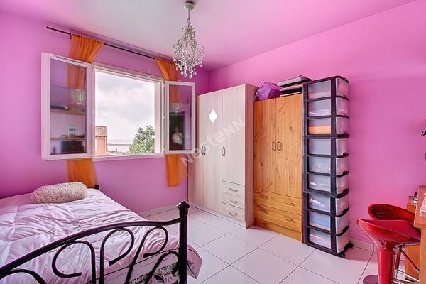 Vitrolles Maison individuelle de 4 chambres dont une en rez-de-chaussée, d'une surface de 99 m2 et deux vérandas en plus