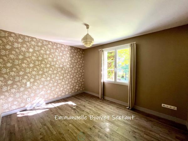 Bergerac ouest, belle maison contemporaine de plain-pied, 5 à 6 chambres, 3 salles d'eau, séjour double, bureau/atelier, garage, spa, terrain arboré et paysagé, environnement calme