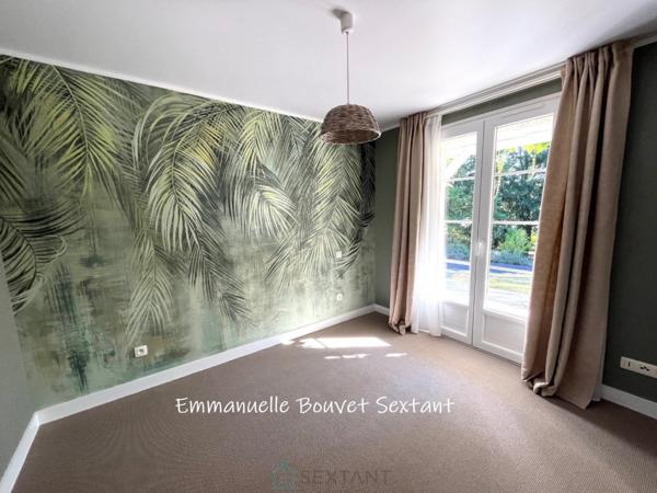 Bergerac ouest, belle maison contemporaine de plain-pied, 5 à 6 chambres, 3 salles d'eau, séjour double, bureau/atelier, garage, spa, terrain arboré et paysagé, environnement calme