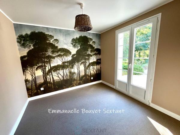 Bergerac ouest, belle maison contemporaine de plain-pied, 5 à 6 chambres, 3 salles d'eau, séjour double, bureau/atelier, garage, spa, terrain arboré et paysagé, environnement calme