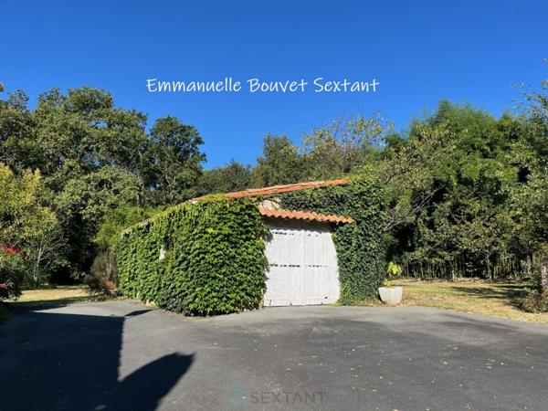 Bergerac ouest, belle maison contemporaine de plain-pied, 5 à 6 chambres, 3 salles d'eau, séjour double, bureau/atelier, garage, spa, terrain arboré et paysagé, environnement calme