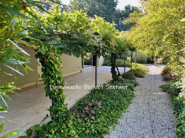 Bergerac ouest, belle maison contemporaine de plain-pied, 5 à 6 chambres, 3 salles d'eau, séjour double, bureau/atelier, garage, spa, terrain arboré et paysagé, environnement calme