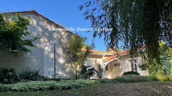 Bergerac ouest, belle maison contemporaine de plain-pied, 5 à 6 chambres, 3 salles d'eau, séjour double, bureau/atelier, garage, spa, terrain arboré et paysagé, environnement calme