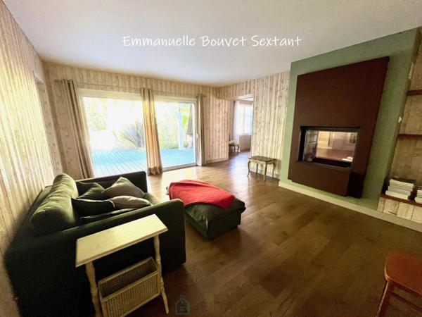 Bergerac ouest, belle maison contemporaine de plain-pied, 5 à 6 chambres, 3 salles d'eau, séjour double, bureau/atelier, garage, spa, terrain arboré et paysagé, environnement calme