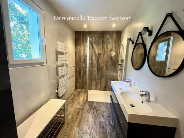 Bergerac ouest, belle maison contemporaine de plain-pied, 5 à 6 chambres, 3 salles d'eau, séjour double, bureau/atelier, garage, spa, terrain arboré et paysagé, environnement calme