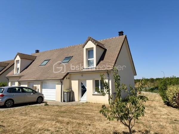 Sandra MARTINS DA SILVA vous présente AU CALME. CONSTRUCTION RÉCENTE. 3 CHAMBRES. GARAGE. SECTEUR RECHERCHÉ. Située sur la commune de LA CHAPELLE LONGUEVILLE à seulement 4 KMS de VERNON, dans une impasse cette maison se compose AU RDC, d'un double séjour avec cuisine ouverte et d'un WC. Au 1er étage, un pallier dessert une salle de douche avec WC ET 3 chambres. En extérieur, un jardin d'environ 500 M2, une terrasse et plusieurs places de parking et un garage. Bien idéalement situé, au calme et tout proche des commerces et commodités.