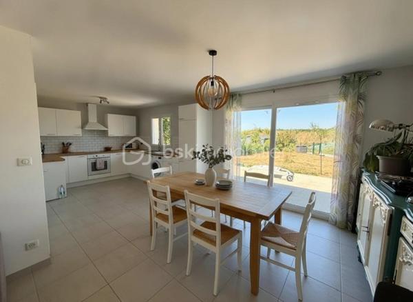 Sandra MARTINS DA SILVA vous présente AU CALME. CONSTRUCTION RÉCENTE. 3 CHAMBRES. GARAGE. SECTEUR RECHERCHÉ. Située sur la commune de LA CHAPELLE LONGUEVILLE à seulement 4 KMS de VERNON, dans une impasse cette maison se compose AU RDC, d'un double séjour avec cuisine ouverte et d'un WC. Au 1er étage, un pallier dessert une salle de douche avec WC ET 3 chambres. En extérieur, un jardin d'environ 500 M2, une terrasse et plusieurs places de parking et un garage. Bien idéalement situé, au calme et tout proche des commerces et commodités.
