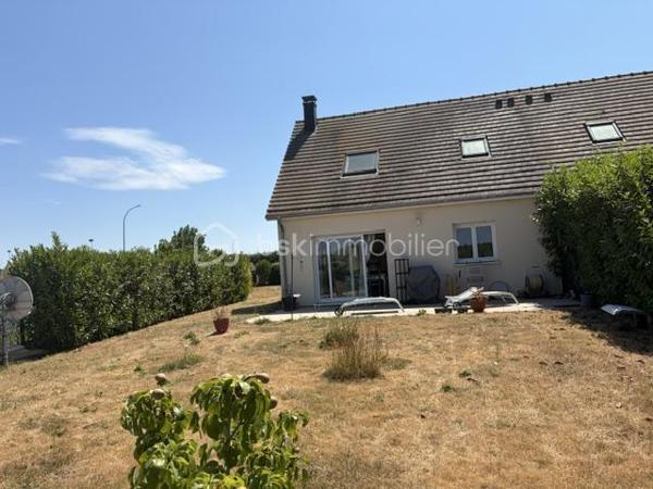 Sandra MARTINS DA SILVA vous présente AU CALME. CONSTRUCTION RÉCENTE. 3 CHAMBRES. GARAGE. SECTEUR RECHERCHÉ. Située sur la commune de LA CHAPELLE LONGUEVILLE à seulement 4 KMS de VERNON, dans une impasse cette maison se compose AU RDC, d'un double séjour avec cuisine ouverte et d'un WC. Au 1er étage, un pallier dessert une salle de douche avec WC ET 3 chambres. En extérieur, un jardin d'environ 500 M2, une terrasse et plusieurs places de parking et un garage. Bien idéalement situé, au calme et tout proche des commerces et commodités.